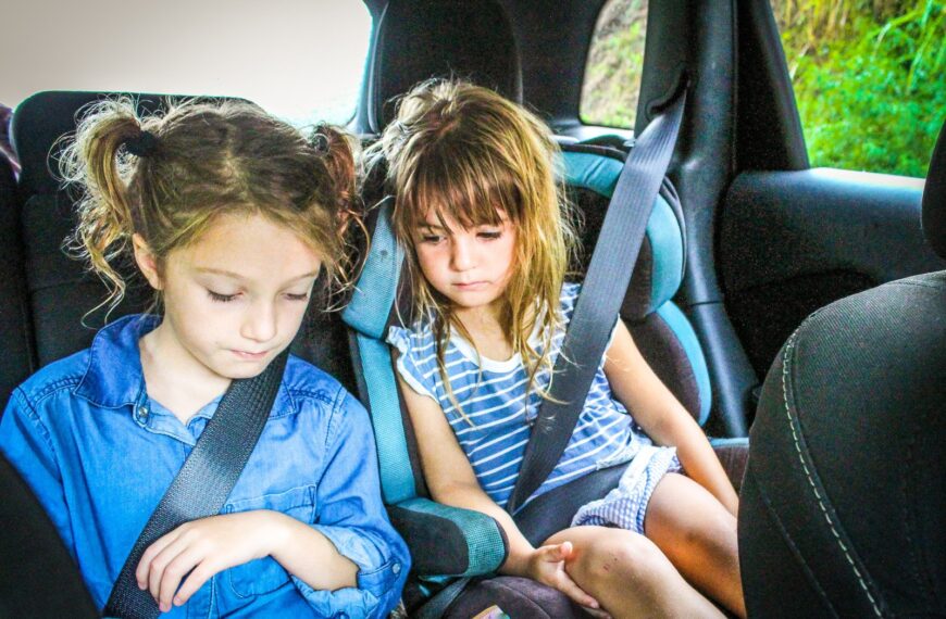 Dziecko w samochodzie: od kiedy może jeździć na podstawce?