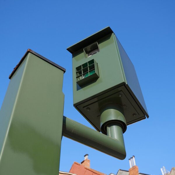 Odcinkowy pomiar prędkości: jak działa i jak uniknąć mandatu.