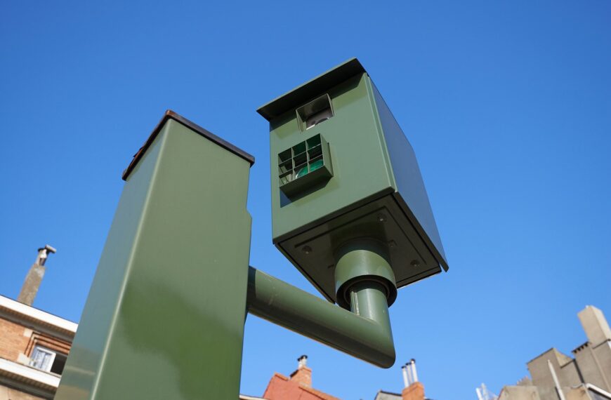 Odcinkowy pomiar prędkości: jak działa i jak uniknąć mandatu.