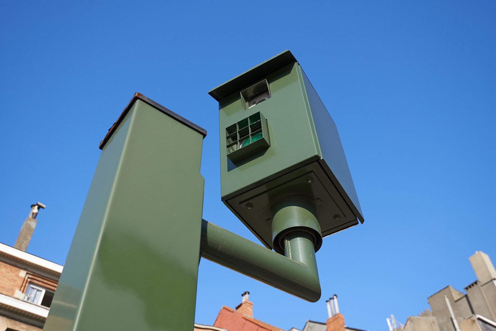 Odcinkowy pomiar prędkości: jak działa i jak uniknąć mandatu.