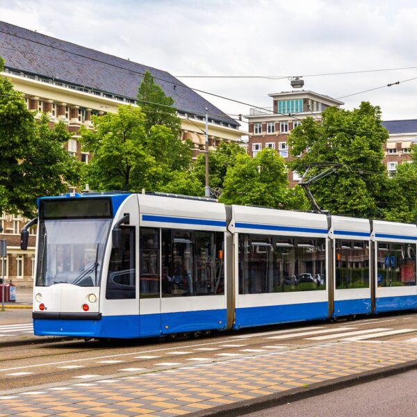 Pierwszeństwo tramwajów: jak jeździć bezpiecznie w pobliżu torów.