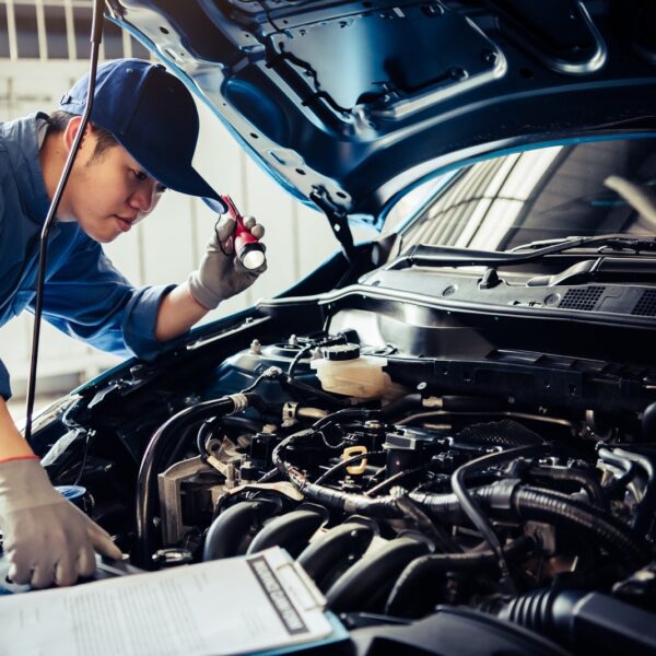 Wyciek oleju: czy można jechać, kiedy zauważysz wyciek?