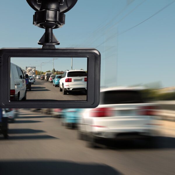 Dlaczego warto inwestować w kamerę samochodową: korzyści i wybór odpowiedniego modelu.