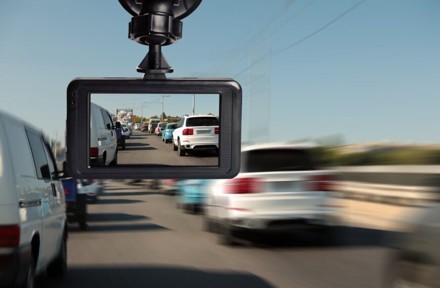 Dlaczego warto inwestować w kamerę samochodową: korzyści i wybór odpowiedniego modelu.