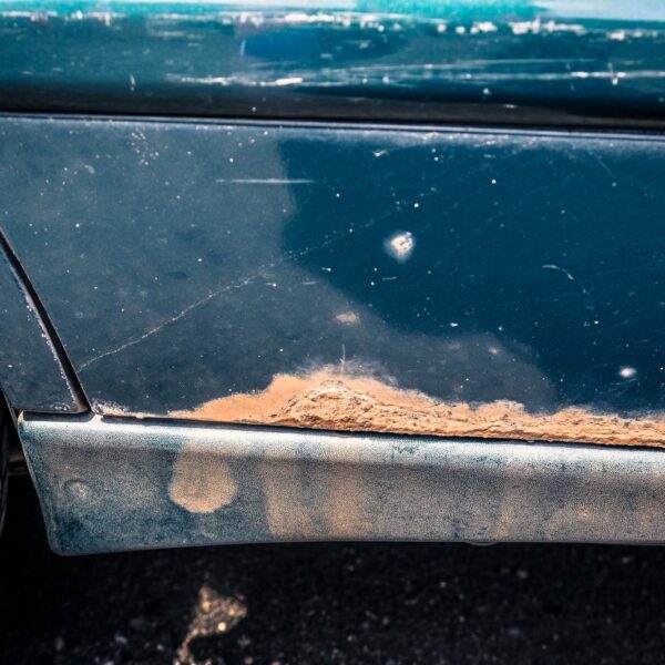 Korozja samochodu: jak jej zapobiegać i jak radzić sobie z rdzą?