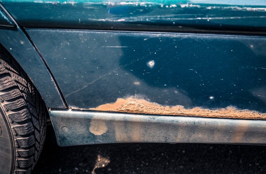 Korozja samochodu: jak jej zapobiegać i jak radzić sobie z rdzą?