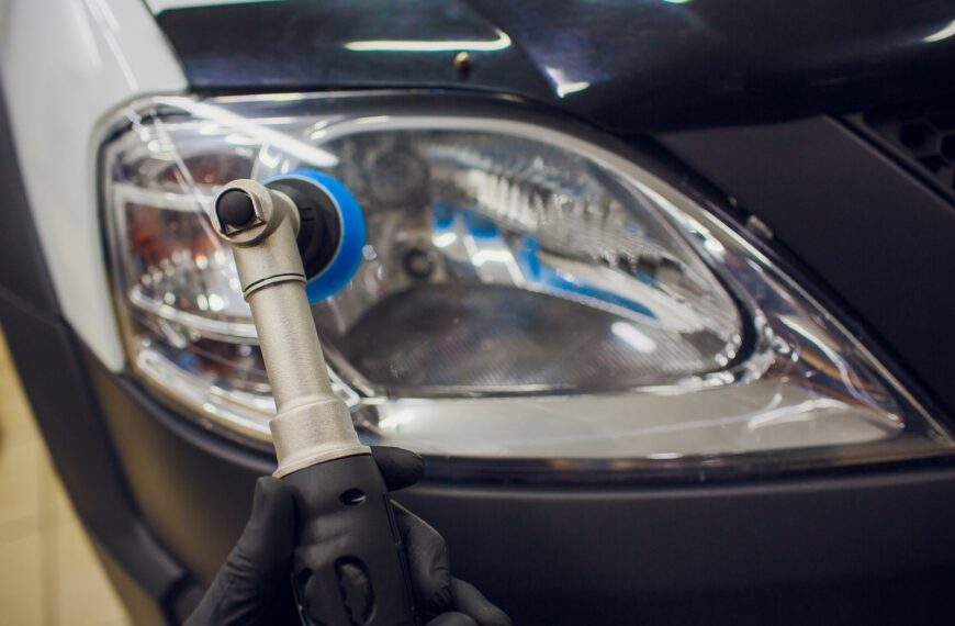 Regeneracja reflektorów samochodowych: domowe metody kontra profesjonalne usługi.