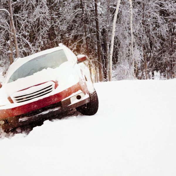 Zabezpieczenie samochodu na zimę: kluczowe czynności, o których musisz pamiętać.