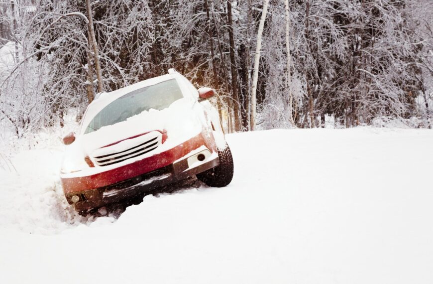Zabezpieczenie samochodu na zimę: kluczowe czynności, o których musisz pamiętać.