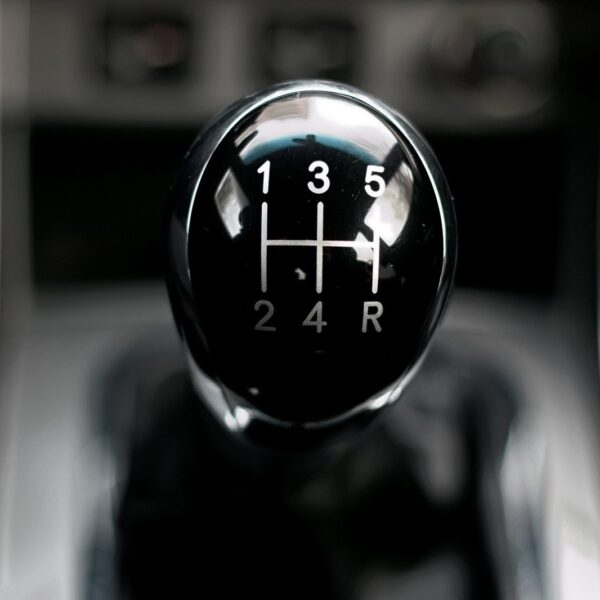 Blokada skrzyni biegów: czy warto zainwestować w dodatkowe zabezpieczenie?