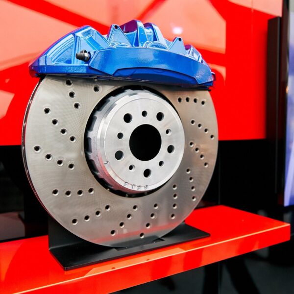 Nowoczesne systemy bezpieczeństwa w samochodach: co warto wiedzieć?