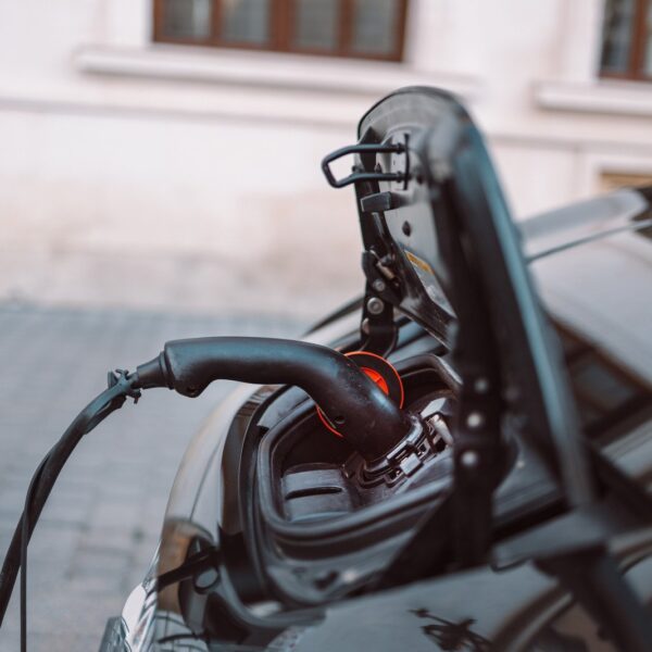 Samochody hybrydowe plug-in: jak działają i czy są dla ciebie odpowiednie?