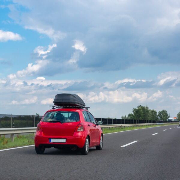 Jak wybrać odpowiednie akcesoria do bagażnika samochodowego: boxy dachowe, organizery i uchwyty rowerowe.