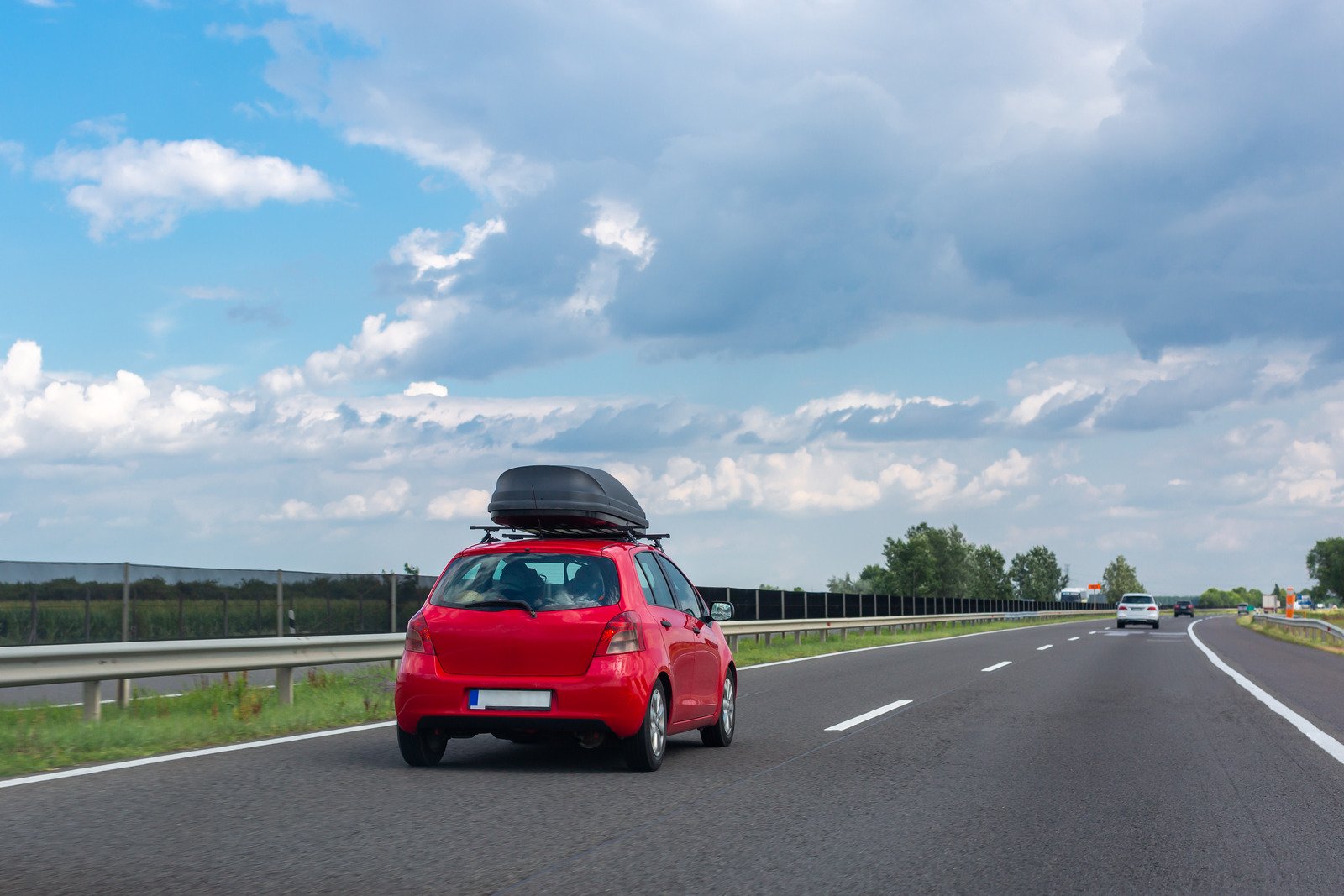 Jak wybrać odpowiednie akcesoria do bagażnika samochodowego: boxy dachowe, organizery i uchwyty rowerowe.