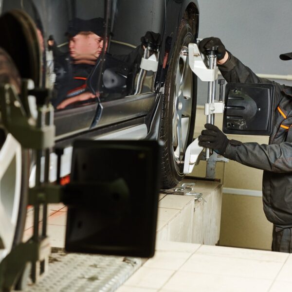 Jakie są korzyści z regularnego ustawiania zbieżności kół i kiedy należy to robić?