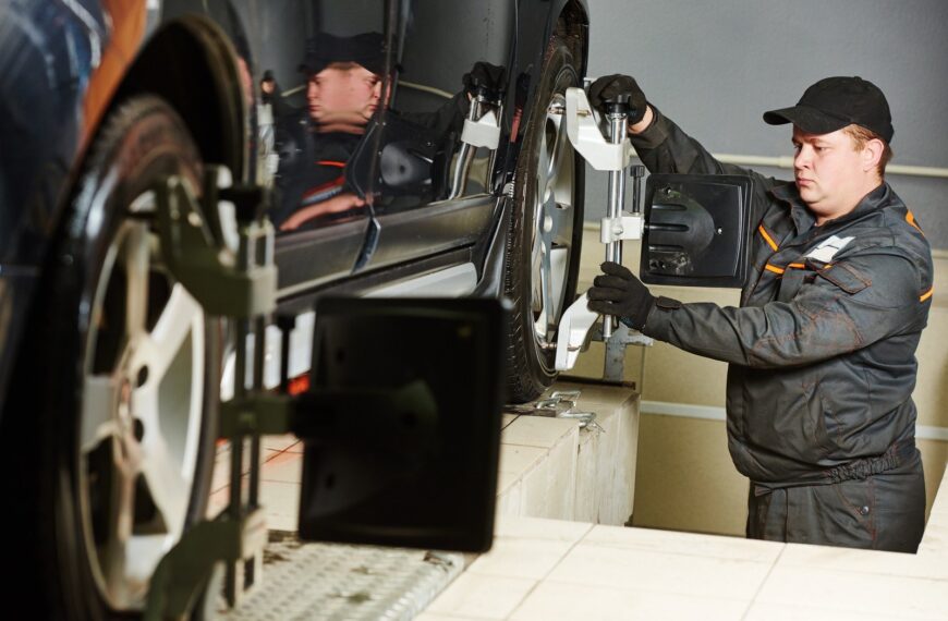 Jakie są korzyści z regularnego ustawiania zbieżności kół i kiedy należy to robić?