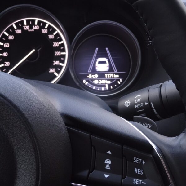 Nowoczesne systemy antykolizyjne: jak działają i jakie modele samochodów je oferują?