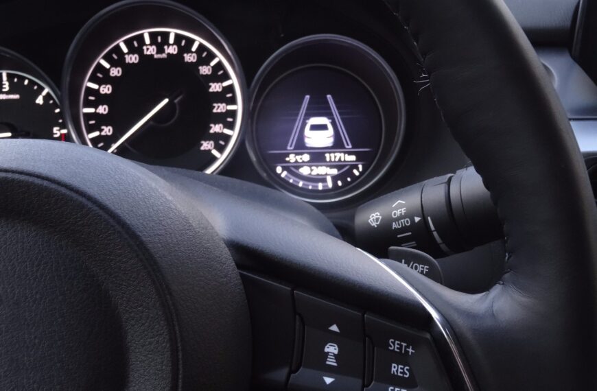 Nowoczesne systemy antykolizyjne: jak działają i jakie modele samochodów je oferują?