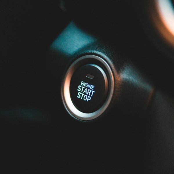 Zalety i wady samochodowych systemów start-stop: czy naprawdę oszczędzają paliwo?