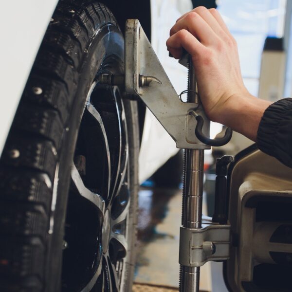 Jak poprawnie wyważyć koła po wymianie opon w domowych warunkach?