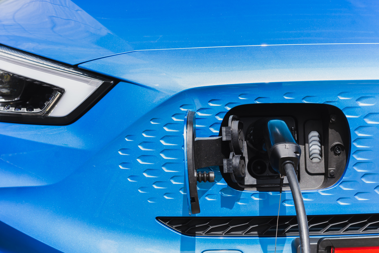 Alternatywne źródła zasilania w samochodach elektrycznych: co przyniesie przyszłość?