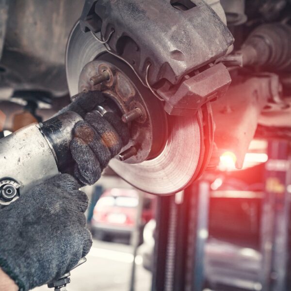 Jak rozpoznać i naprawić uszkodzenia zawieszenia: praktyczne wskazówki dla kierowców.